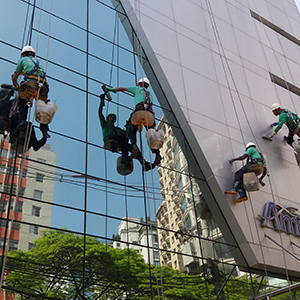 Limpeza Externa de Vidros em Fachada