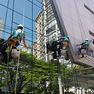 Limpeza Externa de Vidros em Fachada