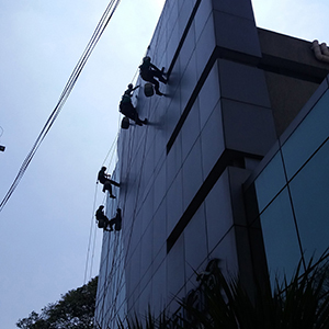 Limpeza Externa de Vidros em Fachada